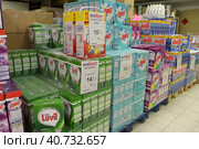 Finland, Imatra 23,12,2016 Washing powders and gels in the supermarket. Редакционное фото, фотограф Анна Кривицкая / Фотобанк Лори