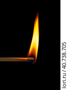 Горящая спичка с пламенем крупным планом на черном фоне. Burning match with flame on the head close-up on a black background. Стоковое фото, фотограф Валерий Елистратов / Фотобанк Лори