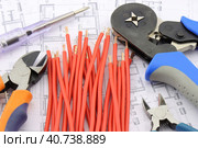 Инструмент для обжимки металлических наконечников НШВИ на медные электрические монтажные провода. Стоковое фото, фотограф Нелик Дулатов / Фотобанк Лори