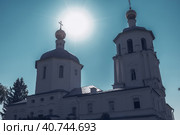 Exterior of old Orthodox Spassky church in Solnechnogorsk. Gilded domes against the background of the sun and blue sky. Стоковое фото, фотограф Константин Григорьев / Фотобанк Лори