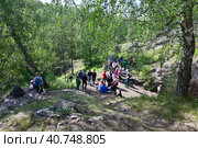Группа туристов у входа в Смолинскую пещеру (2023 год). Редакционное фото, фотограф Александр Тараканов / Фотобанк Лори