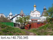Вид на жилые дома города Ростов Великий и храмы древнего кремля. Ростов Великий, Ярославская область, Россия. Золотое кольцо (2023 год). Стоковое фото, фотограф Pukhov K / Фотобанк Лори