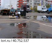 Уличная торговля с лотка. Ярмарка выходного дня. Новокосинская улица. Район Новокосино. Город Москва (2012 год). Редакционное фото, фотограф lana1501 / Фотобанк Лори