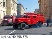 Пожарный ретро автомобиль на базе ЗИЛ-157. Подготовка к параду в честь 220-летия пожарной охраны России. Санкт-Петербург (2023 год). Редакционное фото, фотограф Виктор Карасев / Фотобанк Лори