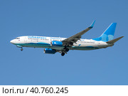 Самолет Boeing 737-800 (RA-73239) авиакомпании "Победа" на глиссаде в голубом безоблачном небе. Вид сбоку (2023 год). Редакционное фото, фотограф Виктор Карасев / Фотобанк Лори
