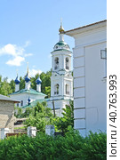 Варваринская церковь (церковь Варвары Великомученицы), стоит на возвышенной части берега, невдалеке от горы Левитана, и рассчитана на хороший обзор с Волги. Плес, Золотое кольцо России (2021 год). Стоковое фото, фотограф Сергей Елизарьев / Фотобанк Лори
