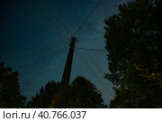 Опора ЛЭП с проводами на фоне ночного звездного неба. Стоковое фото, фотограф Юрий Щукин / Фотобанк Лори