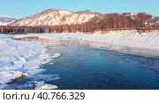 Горный Алтай зимой. Катунский хребет и река Катунь. Вид с воздуха. Altai mountains in winter. Katunsky Ridge and Katun River. Aerial view. Стоковое видео, видеограф Евгений Романов / Фотобанк Лори