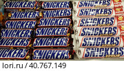 Snicker chocolate bar in grocery store (2018 год). Редакционное фото, фотограф Анна Кривицкая / Фотобанк Лори