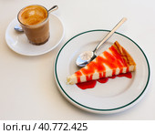 Homemade Tarta de queso cheesecake with berry sauce. Стоковое фото, фотограф Яков Филимонов / Фотобанк Лори