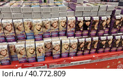 Hair dye on sale in a supermarket (2021 год). Редакционное фото, фотограф Анна Кривицкая / Фотобанк Лори