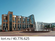 SARANSK, RUSSIA - JUNE 4, 2023: View of the fountains and the Interregional Industrial and Construction Bank in the center of Saransk. Редакционное фото, фотограф Оксана Медведева / Фотобанк Лори