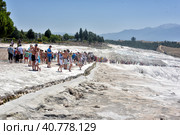 19,07,2015 Turkey, Denizli, tourists in Pamukkale. Редакционное фото, фотограф Анна Кривицкая / Фотобанк Лори