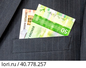 Банкноты норвежской кроны, торчащие из кармана делового костюма крупным планом. Деньги в кармане делового костюма. Стоковое фото, фотограф FotograFF / Фотобанк Лори