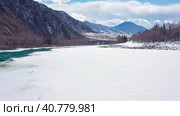 Горный Алтай зимой. Хребет Иолго и река Катунь. Вид с воздуха. Altai Mountains in winter. Iolgo Ridge and Katun River. Aerial view. Стоковое видео, видеограф Евгений Романов / Фотобанк Лори