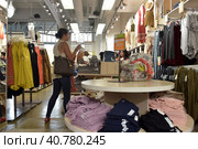 07/15/2016, USA, NEW YORK CITY: inside of Old Navy store in New York. Old Navy is an American clothing and accessories retailer owned by American multinational corporation Gap Inc. Редакционное фото, фотограф Анна Кривицкая / Фотобанк Лори