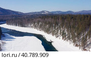 Горный Алтай зимой. Хребет Иолго и река Бия. Вид с воздуха. Altai mountains in winter. Iolgo ridge and Biya River. Aerial view. Стоковое видео, видеограф Евгений Романов / Фотобанк Лори