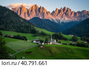 St Magdalena church in Val di Funes valley, Dolomites, Italy. Furchetta and Sass Rigais mountain peaks in background (2020 год). Стоковое фото, фотограф Igor Tichonow / Фотобанк Лори