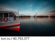 Alster Lake with traditional steamer boat for cruise on the water in Hamburg, Germany. Long exposure cityscape (2018 год). Стоковое фото, фотограф Igor Tichonow / Фотобанк Лори