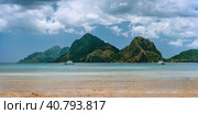 Panoramic scenery from Corong Corong Beach, El Nido, Palawan, Philippines. Landscape of mountain coastline, bay and yacht boat at anchor (2019 год). Стоковое фото, фотограф Igor Tichonow / Фотобанк Лори