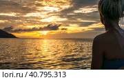 Silhouette of Jung Women in Warm Sunset Light, Kri Island. Raja Ampat, Indonesia, West Papua (2016 год). Стоковое фото, фотограф Igor Tichonow / Фотобанк Лори