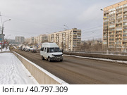 Taxis on the basis of Gazelle - one of the most popular forms of public transport in the city in winter (2017 год). Редакционное фото, фотограф Сергей Сергеев / Фотобанк Лори