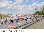 Московские пенсионеры делают гимнастику в парке Музеон на фоне храма Христа Спасителя. Программа "Московское долголетие". (2023 год). Редакционное фото, фотограф Сергей Никифоров-Гордеев / Фотобанк Лори