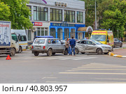 Дорожно-транспортное происшествие (ДТП). Два легковых автомобиля столкнулись на городском перекрестке в районе пешеходного перехода (2017 год). Редакционное фото, фотограф Владимир Сергеев / Фотобанк Лори