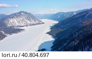 Горный Алтай зимой: Телецкое озеро. Вид с воздуха. Altai mountains in winter: Teletskoye lake. Aerial view. Стоковое видео, видеограф Евгений Романов / Фотобанк Лори