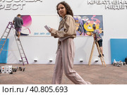 Иллюстраторы, граффити художники Илья Бодров (Bodik) и Дима Матвеев (Dima Slash) создают граффитти на площадке фестиваля "Российская креативная неделя. Москва-фест" на Тверской улице в центре города Москвы, Россия (2023 год). Редакционное фото, фотограф Николай Винокуров / Фотобанк Лори