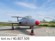 Волгоградская область, Средняя Ахтуба, Россия. Пейзаж, учебные реактивные  самолёты Л-29 на территории аэродрома, военная авиация. (2023 год). Редакционное фото, фотограф Андрей Цыганков / Фотобанк Лори