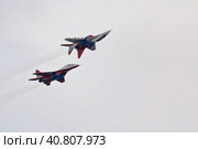 The performance of the aviation group of aerobatics Military-air forces of Russia "Strizhi" over the water area of the Volga river (2018 год). Редакционное фото, фотограф Сергей Сергеев / Фотобанк Лори