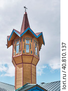 Decorative wooden hexagon little tower-house in tourist complex Tugan Avylym, Kazan, Russia (2023 год). Редакционное фото, фотограф Ирина Кононова / Фотобанк Лори