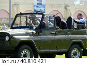 Машина УАЗ с вооруженными автоматами людьми в масках выезжает на стадион во время показательных выступлений празднования дня ВДВ 2 августа (2015 год). Редакционное фото, фотограф Сергей Никифоров-Гордеев / Фотобанк Лори