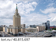Москва. Вид со смотровой площадки Казанского вокзала на Каланчевскую улицу и гостиницу "Ленинградская" (2023 год). Редакционное фото, фотограф Илюхина Наталья / Фотобанк Лори