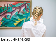 HAMBURG, GERMANY - 9 JULY 2017: Jung women visit musium of art on museum open door day in Hamburg on 9 July 2017. Стоковое фото, фотограф Igor Tichonow / Фотобанк Лори