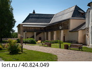 View of the Archimandrite building on the territory of the architectural and museum complex of the Spaso-Evfimiev Monastery on a sunny summer day, Suzdal, Vladimir region, Russia. Стоковое фото, фотограф Ula Ulachka / Фотобанк Лори