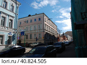Трёхэтажный трёхподъездный кирпичный жилой дом (бывший дом Александрийского подворья, построен в 1904 году на основании здания 1862 года постройки). Подкопаевский переулок, 8/13/5. Таганский район. Город Москва (2010 год). Редакционное фото, фотограф lana1501 / Фотобанк Лори