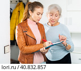 Older woman answering questions of female interviewer at home. Стоковое фото, фотограф Яков Филимонов / Фотобанк Лори