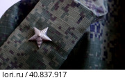 Погоны майора российской армии. Съёмка в движении. Стоковое видео, видеограф Евгений Ковальский / Фотобанк Лори