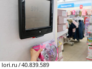 Ребенок сканирует игрушку в детском магазине. Аппарат для считывания штрихкода. (2023 год). Редакционное фото, фотограф Терехова Марина / Фотобанк Лори