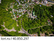 Улица Овражная у Высоковской церкви (2022 год). Стоковое фото, фотограф Илья Старков / Фотобанк Лори