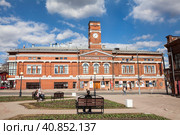 Здание камерного театра. Вид с площади Милютина. Город Череповец (2023 год). Редакционное фото, фотограф Кекяляйнен Андрей / Фотобанк Лори