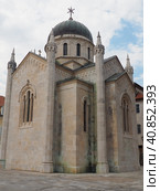 Herceg Novi, Montenegro, August 9, 2022 Crkva Sv. Arhangela Mihaila is an orthodox church in Herceg Novi on Belavista Square. Its exterior is a combination of neo-byzantine, gothic, and roman styles. Редакционное фото, фотограф Юлия Петровская / Фотобанк Лори