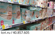 Pampers for children on a shelf in a supermarket (2020 год). Редакционное фото, фотограф Анна Кривицкая / Фотобанк Лори