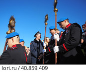 Sremska Mitrovica, Serbia, January 19, 2022. Christian holiday Epiphany. Mass bathing of people in the river. People in full dress with church utensils, litanies, flags and staffs descend the stairs. Редакционное фото, фотограф Юлия Петровская / Фотобанк Лори