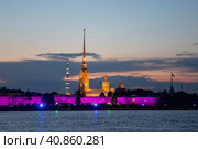 Санкт-Петербург. Вид на Петропавловскую крепость с праздничной подсветкой из прожекторов (2023 год). Редакционное фото, фотограф Литвяк Игорь / Фотобанк Лори