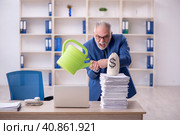 Old male employee in remuneration concept. Стоковое фото, фотограф Elnur / Фотобанк Лори