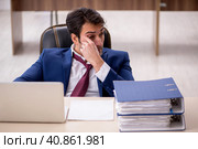 Young male employee working in the office. Стоковое фото, фотограф Elnur / Фотобанк Лори