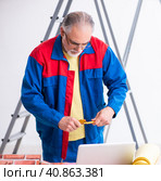 Old contractor doing renovation at home. Стоковое фото, фотограф Elnur / Фотобанк Лори